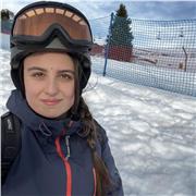 Studentessa di medicina impartisce lezioni sul metodo di studio per studenti di scuole superiori e universitari